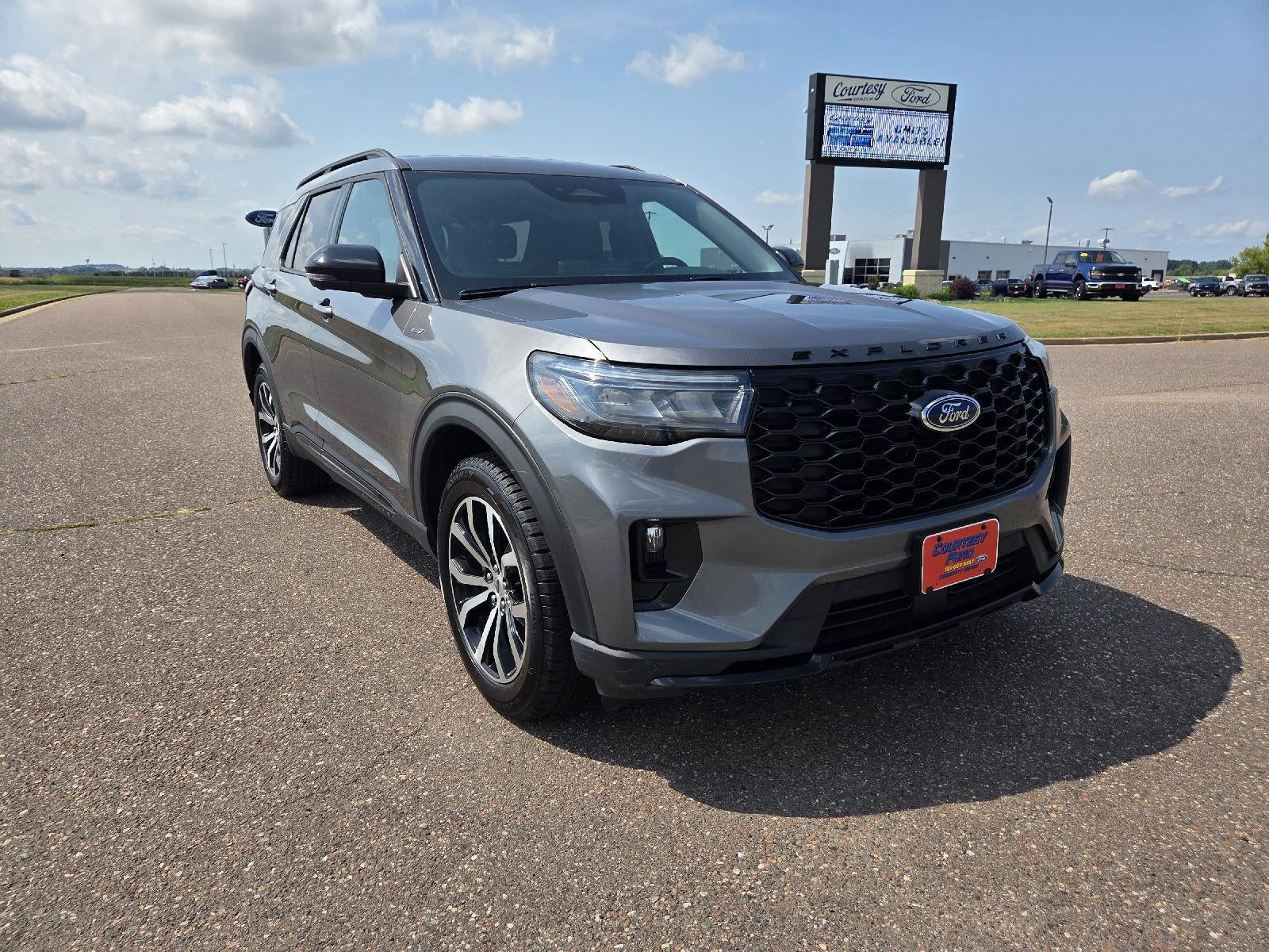 2025 Ford Explorer ST-Line