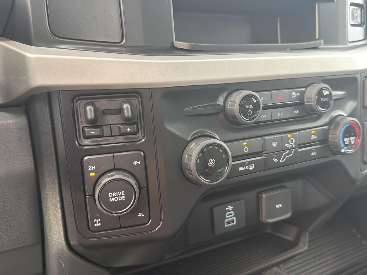 2027 Ford Super Duty F-350 SRW XLT
