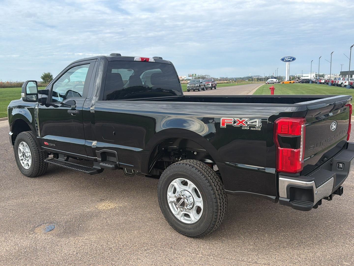 2027 Ford Super Duty F-350 SRW XLT