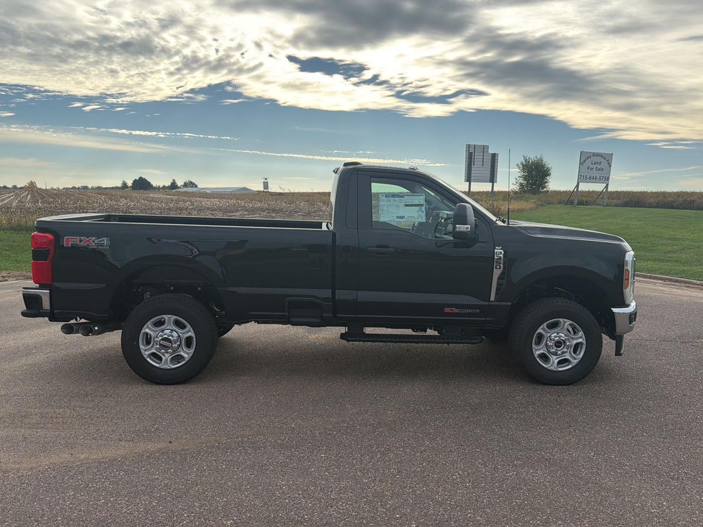 2027 Ford Super Duty F-350 SRW XLT