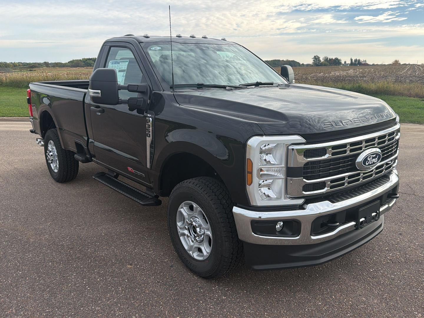 2027 Ford Super Duty F-350 SRW XLT