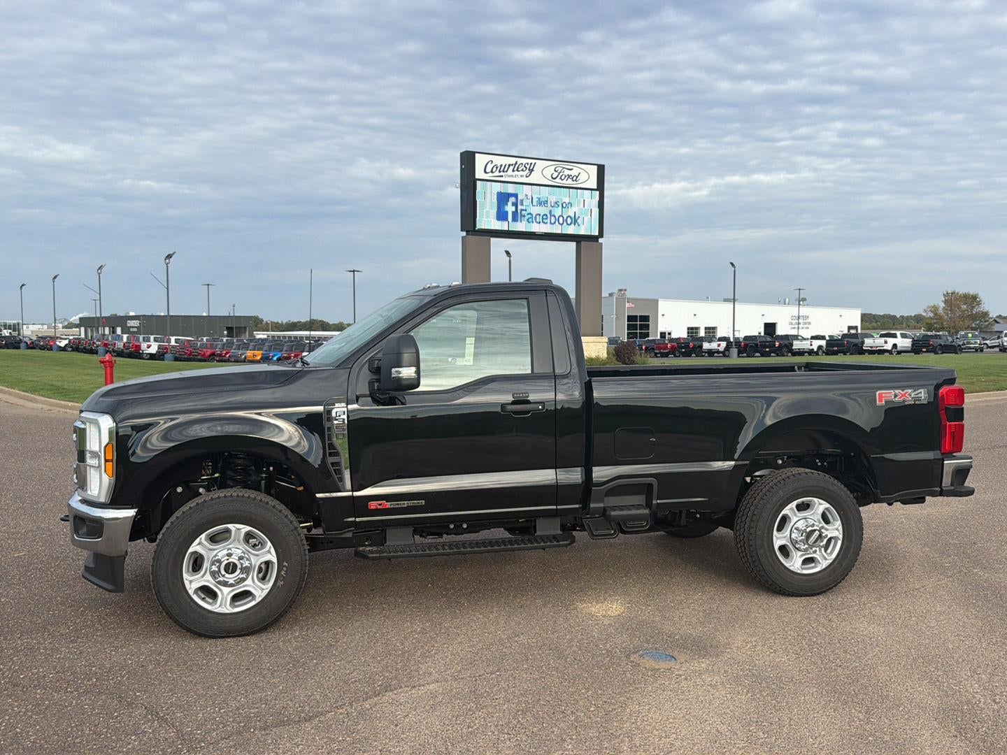 2027 Ford Super Duty F-350 SRW XLT