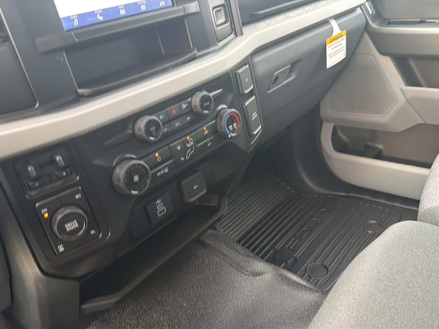 2027 Ford Super Duty F-350 SRW XLT