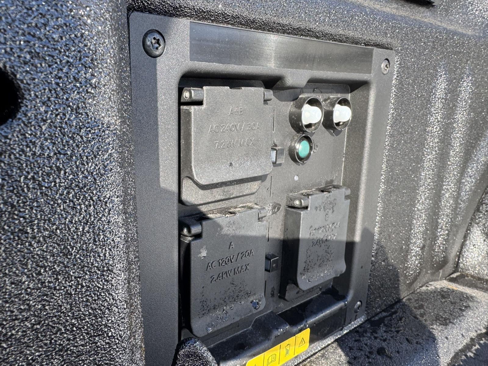 2025 Ford F-150 Lightning Flash