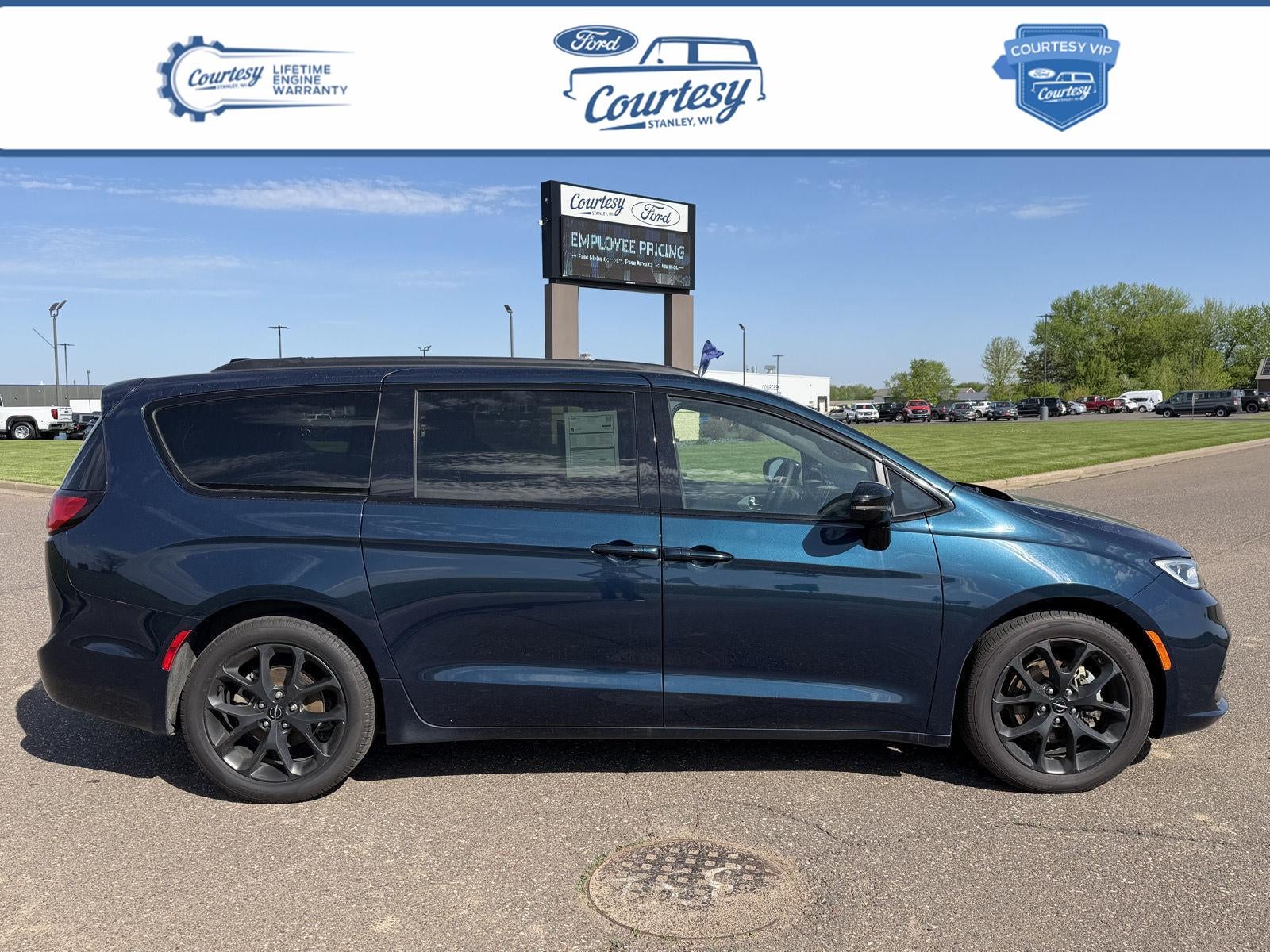 2025 Chrysler Pacifica Limited's photo